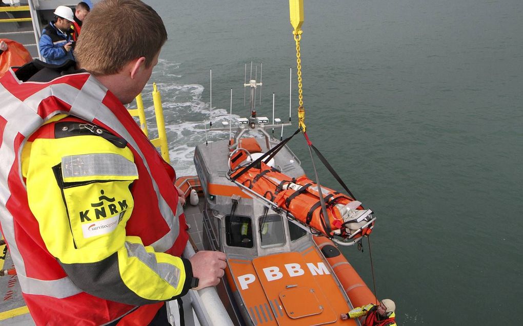 Het van boord halen van zieke opvarenden van een zeeschip kost in normale tijden al de nodige moeite. Nu komt daar de huiver bij dat zeelieden het coronavirus aan land brengen, ziet huisarts Fulco van der Leer van de Radio Medische Dienst. beeld Dick den