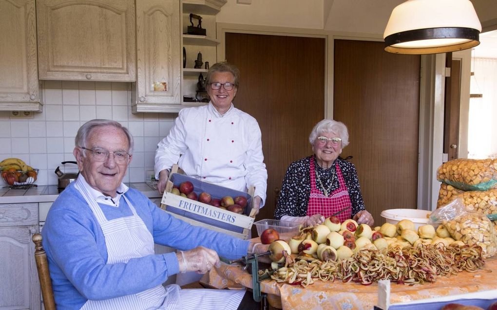 Bakker Margriet Bouman bij haar ouders, die kistenvol appels schillen voor de brievenbusappeltaarten. beeld Martin Heining