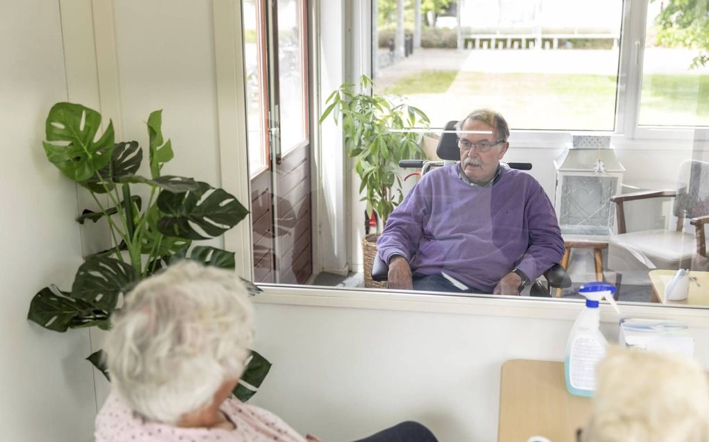 Zorginstelling De Schutse van Carintreggeland in Rijssen heeft een mobiele unit op het terrein staan waar familie op bezoek kan bij bewoners. De personen op de foto komen niet in het verhaal voor. beeld André Dorst