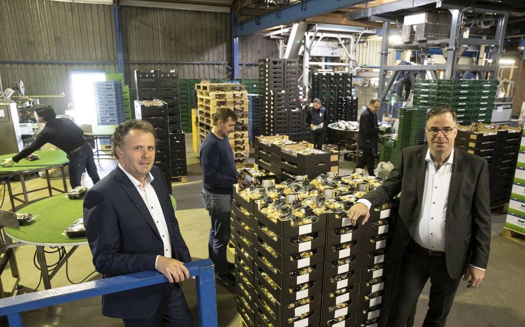 Volgens Peter Quik (l.) en Gerrit Oomen hebben de coronamaatregelen een grote impact op het team maar passen de medewerkers zich goed aan de nieuwe situatie aan. beeld RD, Anton Dommerholt