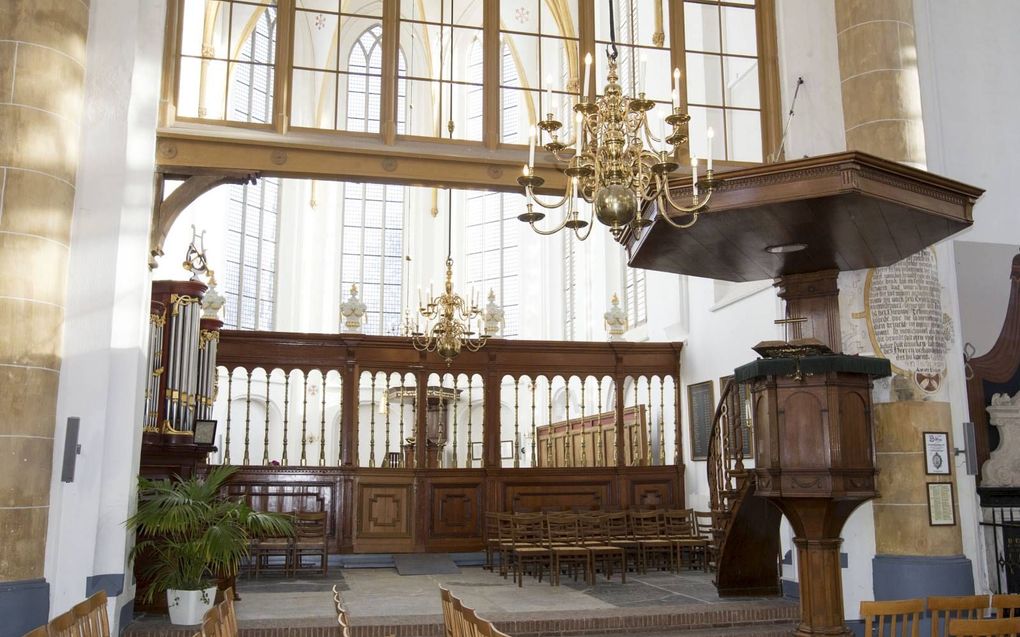„Het belang van de samenkomst van de gemeente, dus van het gemeentezijn, werd in het verleden nu niet direct als het meest zwaarwegende argument gezien. Maar dat blijkt nu juist wel belangrijk. Het is ook een Bijbels gegeven.” Foto: Grote Kerk, Elburg. be