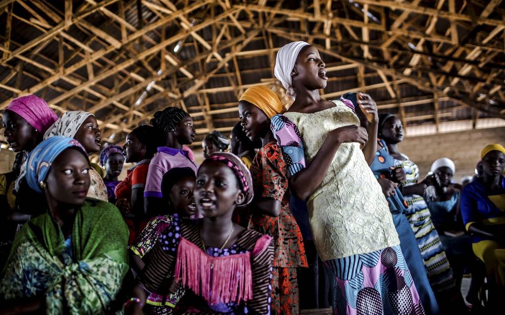 Vrouwen bezoeken een dienst in de Ecwa Church in de Nigeriaanse stad Kajuru. De meeste christenen wonen in Afrika. beeld AFP, Luis Tato