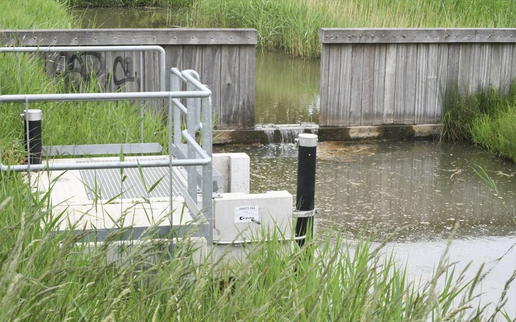 Stuwtjes in verschillende uitvoeringen laten water van het ene, hogere niveau door een opening naar beneden stromen. beeld Theo Haerkens