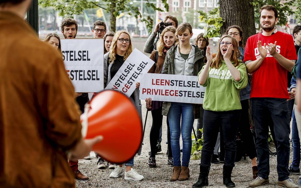 Protest bij het Binnenhof in Den Haag tegen de kansenongelijkheid van het leenstelsel. beeld ANP, Remko de Waal