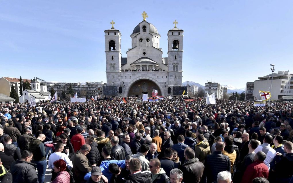 Duizenden aanhangers van de Servisch-Orthodoxe Kerk in Montenegro waren in februari op de been om te protesteren tegen de in hun ogen discriminerende godsdienstwet. beeld AFP, Savo Prelevic