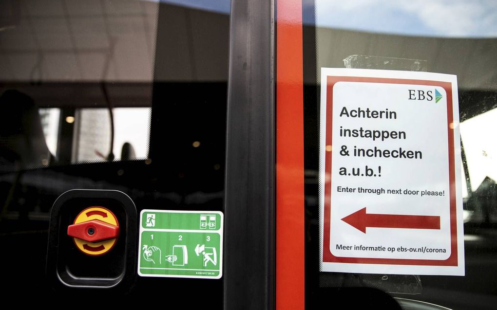 De scholierenlijnen gaan na 2 juni weer rijden. Wel moeten de leerlingen ook in de bus 1,5 meter afstand houden. beeld ANP, Laurens van Putten