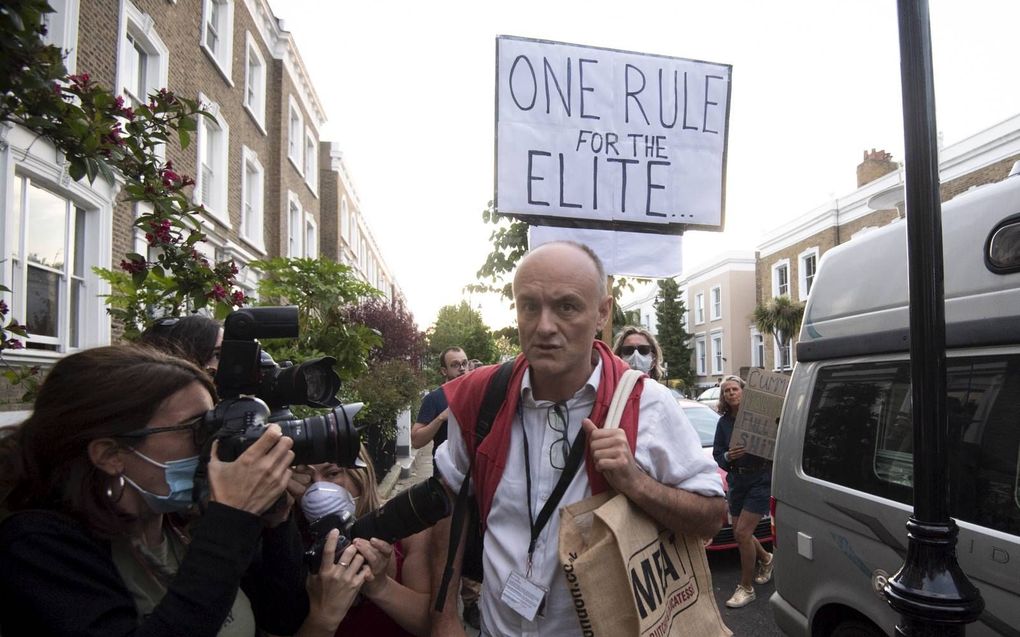 De topadviseur van premier Boris Johnson, Dominic Cummings (m.) ligt onder vuur omdat hij zich niet aan de coronaregels zou hebben gehouden. beeld EPA, Facundo Arrizabalaga