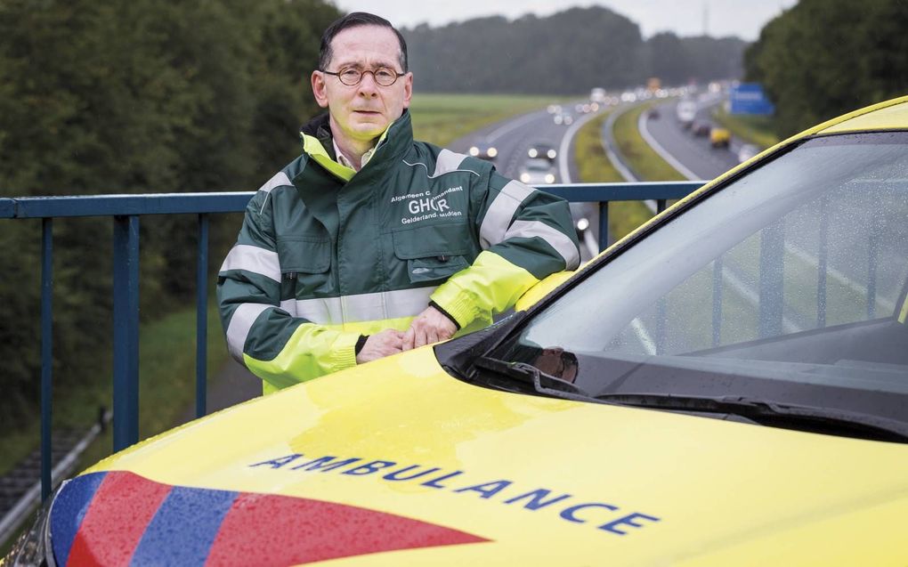 Voormalig ambulancebroeder Reggie Diets uit Barneveld schreef een boek over ambulancezorg. Diets, die nu manager onderwijs is, wil mensen enthousiast maken voor het werk. beeld Foto Fragma