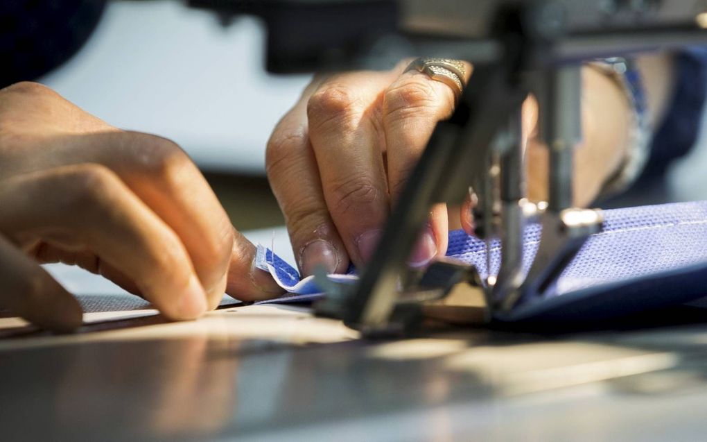 Fabricage van mondkapjes bij beddenfabrikant Auping.  beeld ANP, Vincent Jannink