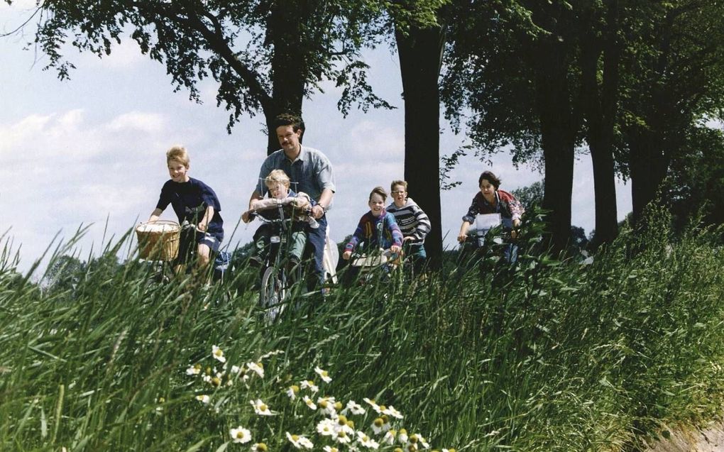 Nu veel mensen niet op vakantie gaan, kiezen sommige gezinnen ervoor om de vrije dagen in de natuur in eigen land door te brengen.  beeld ANP, Ruud Hoff