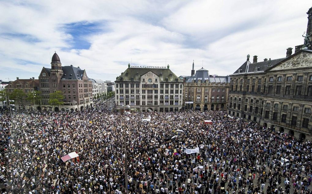 De Dam in Amsterdam liep maandagmiddag vol met demonstranten tegen het politiegeweld in de VS. Burgemeester Halsema van Amsterdam krijgt zware kritiek omdat ze de demonstratie niet heeft ontbonden, terwijl de coronaregels met voeten werden getreden. beeld