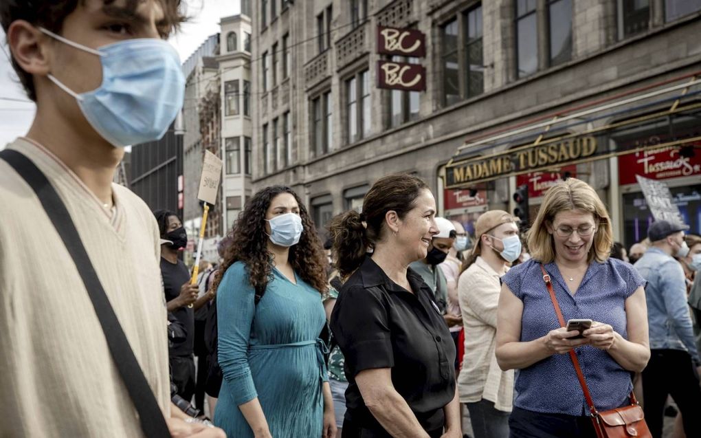 Burgemeester Halsema moet zich verantwoorden in de gemeenteraad van Amsterdam over de te drukke demonstratie op de Dam. Halsema nam maandag –zonder mondkapje– deel aan de betoging.  beeld ANP, Sem van der Wal