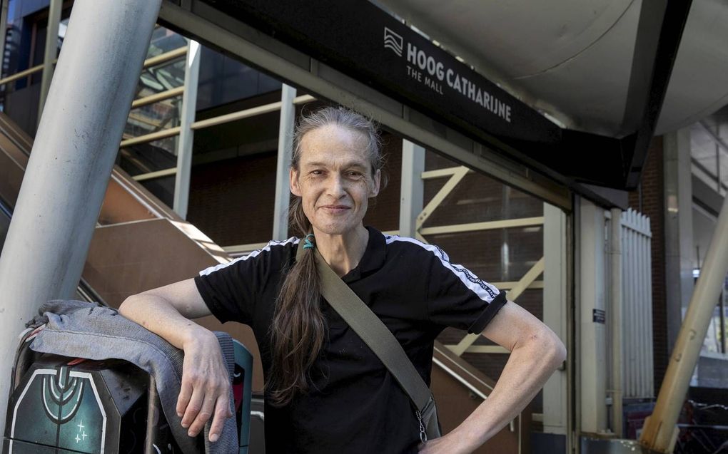 Sebastiaan Popelier op de plek bij Hoog Catharijne in Utrecht waar hij de afgelopen jaren het blad Straatnieuws verkocht. beeld Erik Kottier