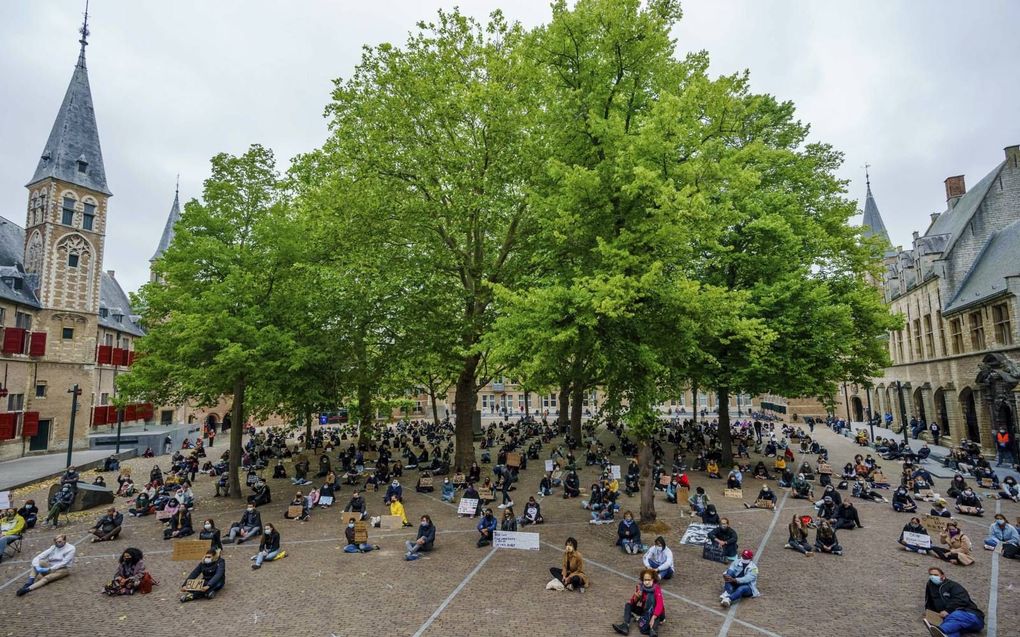 Ook in tal van Europese steden betogen mensen tegen racisme, na de dood van de zwarte Amerikaan George Floyd. Maandag kwamen demonstranten in het centrum van Middelburg bijeen. Woensdag staat er weer een betoging gepland in Amsterdam.  beeld ANP, Marco de