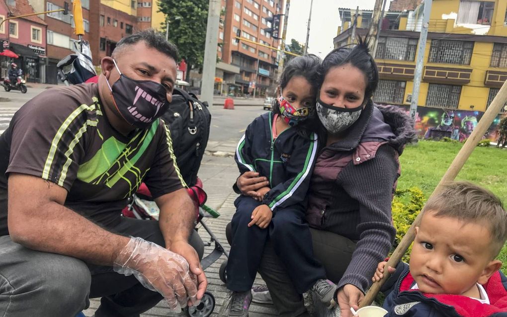 Daniel en Isabel Bastidas zijn met hun kinderen uit hun kamer in de Colombiaanse hoofdstad Bogota gezet. De Venezolaanse familie kon de huur niet meer opbrengen. beeld Ynske Boersma