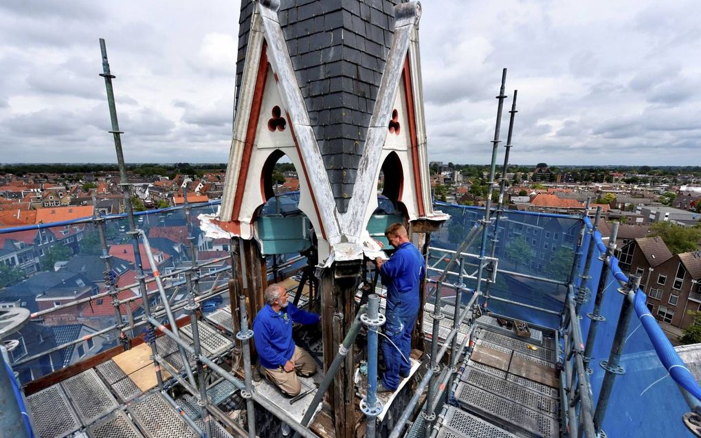 Restauratiewerkzaamheden aan de rooms-katholieke Sint Martinuskerk in Sneek. beeld Marchje Andringa