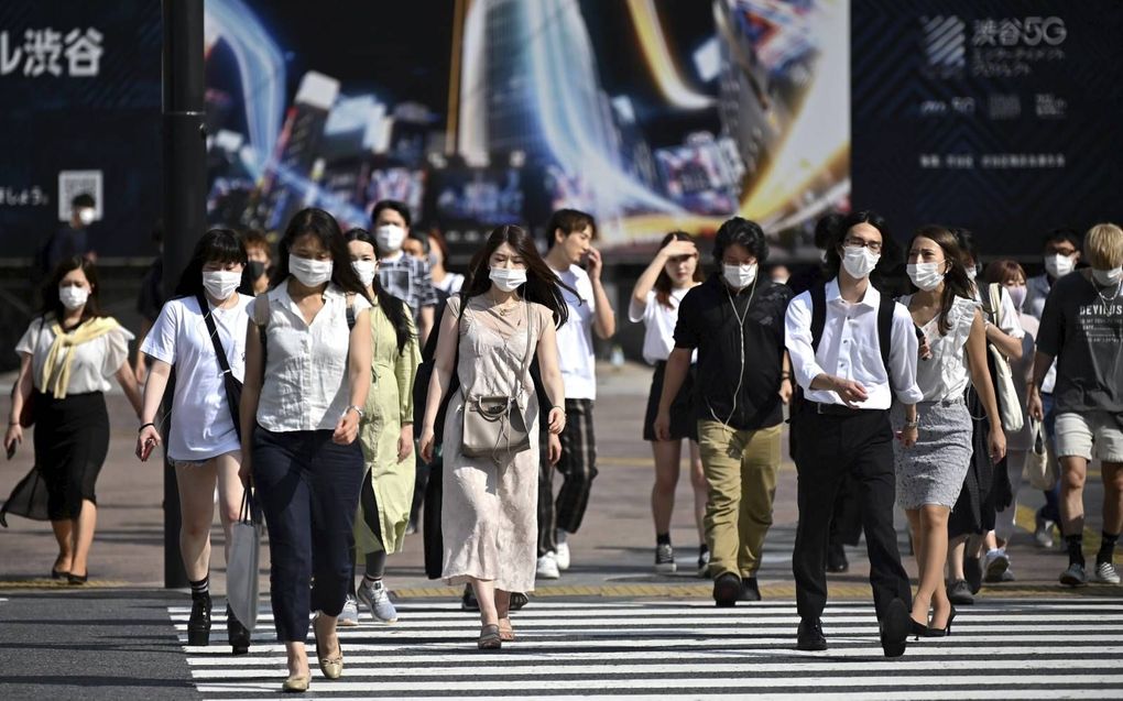 De altijd drukke voetgangersoversteek in de Tokiose wijk Shibuya oogde maandag een stuk minder vol met passanten. Thuis blijven en daar werken is ook in Tokio de norm.  beeld AFP, Charly Triballeau