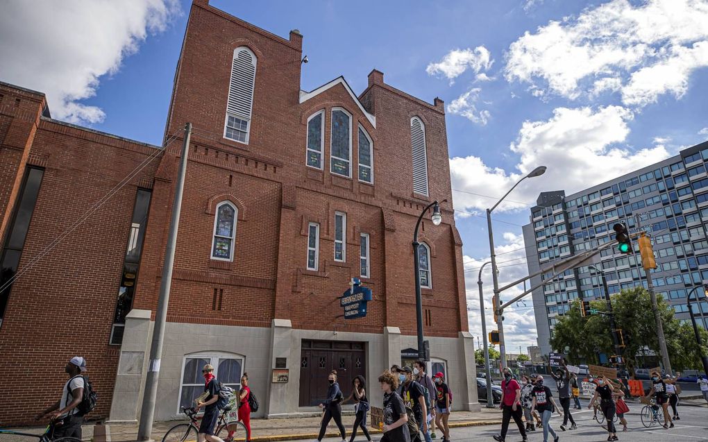 Demonstranten passeerden dinsdag de Ebenezer Baptist Church in Atlanta, Georgia. Een witte politieagent in de stad schoot vorige week de zwarte arrestant Rayshard Brooks dood. beeld EPA, Erik S. Lesser