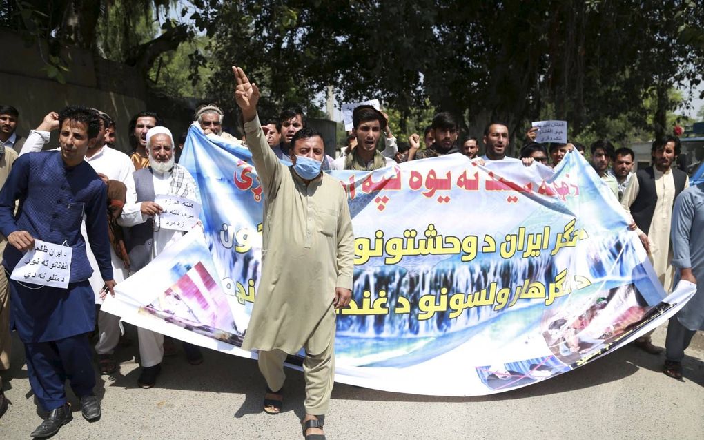 Het bieden van hulp en zelfs verkopen van voedsel aan Afghanen is in sommige Iraanse steden strafbaar.​ Afghanen protesteren in het Afghaanse Jalalabad tegen het Iraanse regime vorige week maandag. beeld EPA, Ghulamullah Habibi