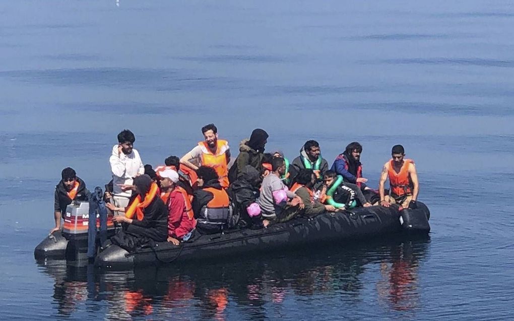 Het bootje met Iraakse migranten, dat dinsdag door Urker vissers is gered op de Noordzee bij Engeland. „De geredde groep migranten heeft onuitsprekelijk veel geluk gehad. Het is een wonder dat ze bewaard zijn gebleven”, stelde Riekelt Bakker, de eigenaar 