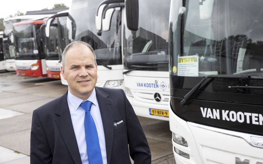 Simon van Kooten: „ De bussen kosten, ook al staan ze stil, iedere dag geld.” beeld RD, Anton Dommerholt