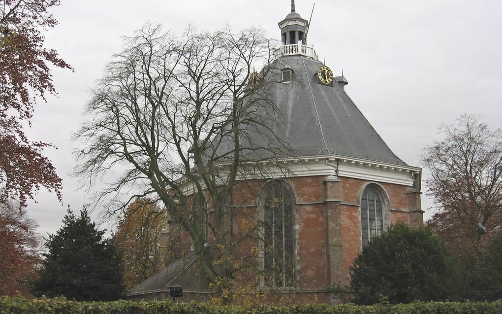 De eerste protestantse kerk werd rond 1600 gebouwd in het Noord-Brabantse Willemstad, met financiële steun van prins Maurits. Daarbij was het wel zijn uitdrukkelijke wens dat de kerk in een „ronde ofte achtcantige forme zal ende behoort gemaeckt te worden