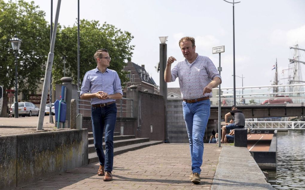 Hendrik Stevens (l.) en Jaco Hoeve zijn doof. Ze kunnen met behulp van gehoorapparatuur wel wat horen, maar communiceren het liefst via gebarentaal.  beeld André Dorst