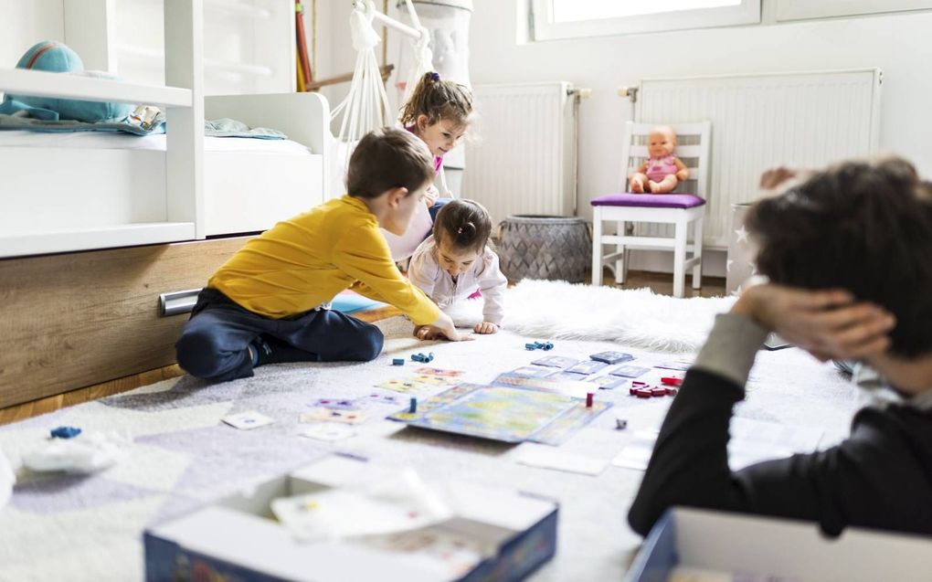 Hoe spanningen thuis in coronatijd te verminderen? „Maak plezier, door met elkaar een spel te spelen waar je goede herinneringen aan hebt”, zegt Andries Scherpenzeel. beeld Istock