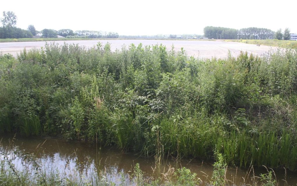 Na ontdekking van de vervuiling in de geluidswal bij golfterrein The Dutch bij Spijk damde de gemeente de naastgelegen sloten af. Op het vervuilde terrein is een opvangbassin voor regenwater aangelegd. beeld André Bijl