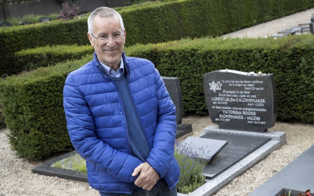 Aart Klompmaker uit Arnhem bij het graf van zijn ouders in Bennekom. beeld RD, Anton Dommerholt