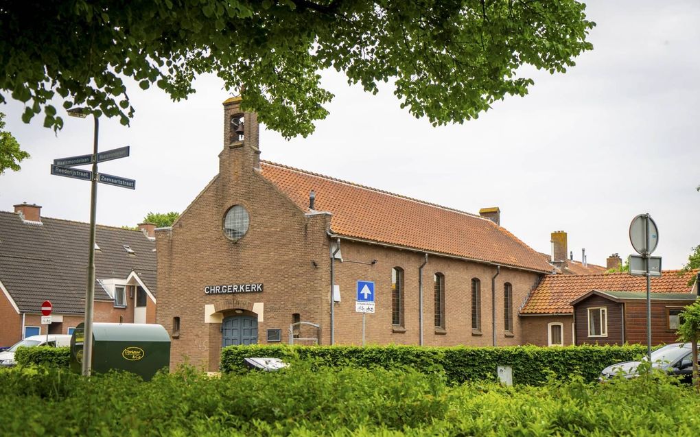 Het kerkgebouw van de cgk Alblasserdam aan de Waalsmondelaan wordt voorlopig niet verkocht.  beeld Cees van der Wal