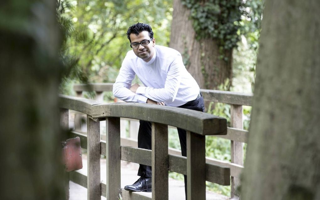 Godsdienstdocent Josh van Haeften op het Van Lodenstein College:  „Onderscheid maken op basis van huidskleur is een slag in het gezicht van de Heere.” beeld RD, Anton Dommerholt