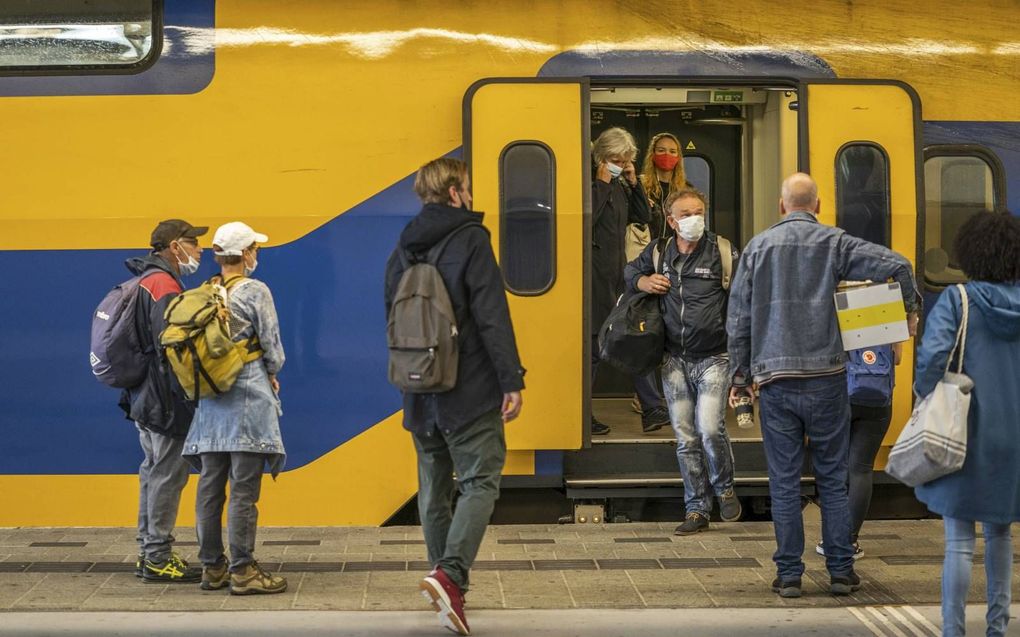 Iedereen mag weer met het openbaar vervoer en alle zitplaatsen kunnen worden gebruikt. Wel blijft de mondkapjesplicht vanaf 13 jaar van kracht en moeten drukte en de spits worden vermeden. beeld ANP, Jeroen Jumelet