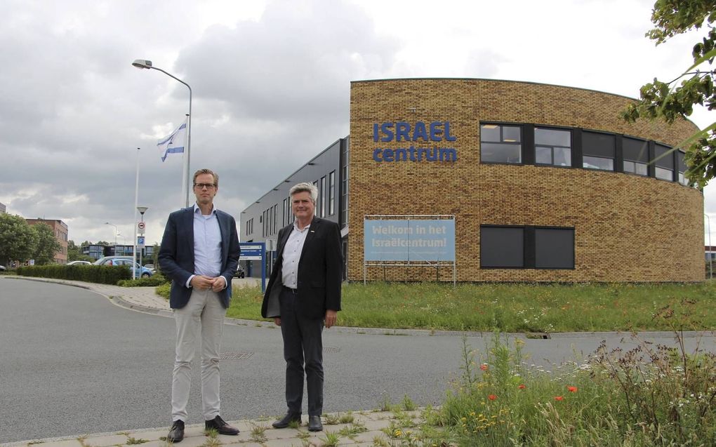 Frank van Oordt (l.) neemt volgt woensdag zijn broer Roger (r.) op als directeur van Stichting Christenen voor Israël. beeld Christenen voor Israël