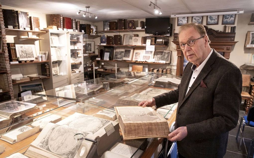 Directeur W. van ’t Zelfde van het Bijbelmuseum krijgt vanuit de hele wereld vragen over Bijbels van Nederlandse oorsprong. beeld RD, Anton Dommerholt