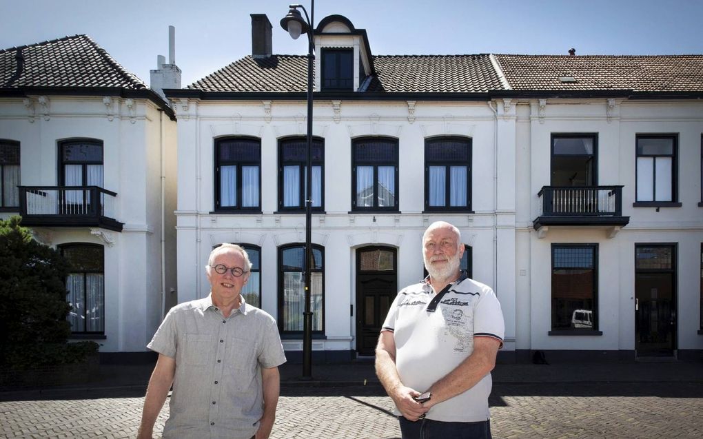 Bestuursleden Sjoerd Kemeling en Ries de Jong van historische vereniging Het Museum in Winterswijk voor het pand aan de Willinkstraat 4. Hier woonde jarenlang Helena Kuipers-Rietberg, die tijdens de Tweede Wereldoorlog een leidende rol had bij het helpen 