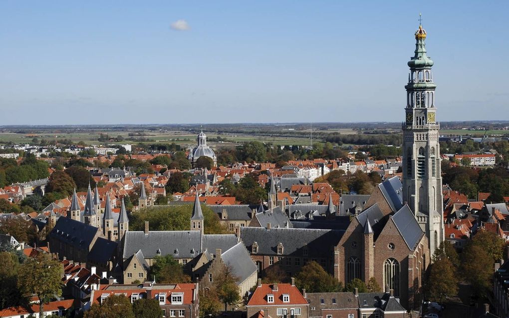 Torens tekenen Middelburg. Op de voorgrond het Abdijcomplex, met rechts de Nieuwe Kerk en daarachter de Koorkerk met de Lange Jan ertussenin. In de verte de koepel van de Oostkerk. beeld beeldbank Middelburg
