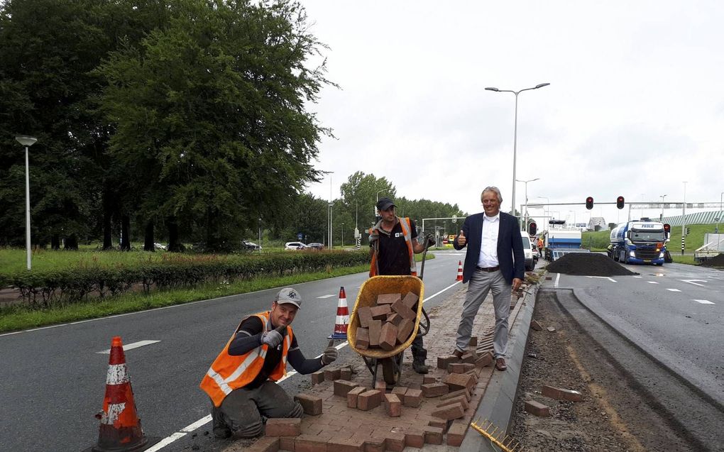 Verlenging van de opstelstrook naar verkeersader Bentz-Berg helpt al, maar wethouder Zevenhuizen van Vijfheerenlanden (r.) ziet in verbreding van de snelweg A27 de echte remedie tegen sluipverkeer in Vianen. beeld André Bijl