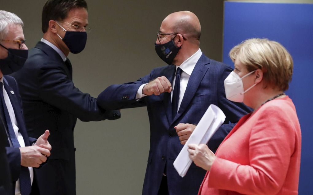 Premier Mark Rutte (l.) begroet de voorzitter van de Europese Raad van regeringsleiders, Charles Michel (tweede rechts), dinsdag tijdens de laatste ronde onderhandelingen op de EU-top met zijn elleboog. beeld EPA, Stephanie Lecocq