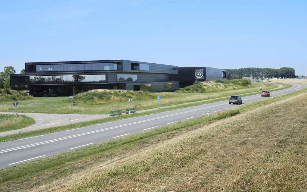 Het gecombineerde hoofdkantoor en distributiecentrum van schoenenreus Omoda in Zierikzee is een blikvanger langs de N256 richting de Zeelandbrug. beeld Sjaak Verboom