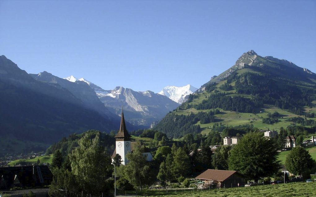 Terwijl veel buitenlandse vakantiediensten zijn afgeschaft, vinden er in het Zwitserse Frutigen wel diensten plaats. beeld Panoramio