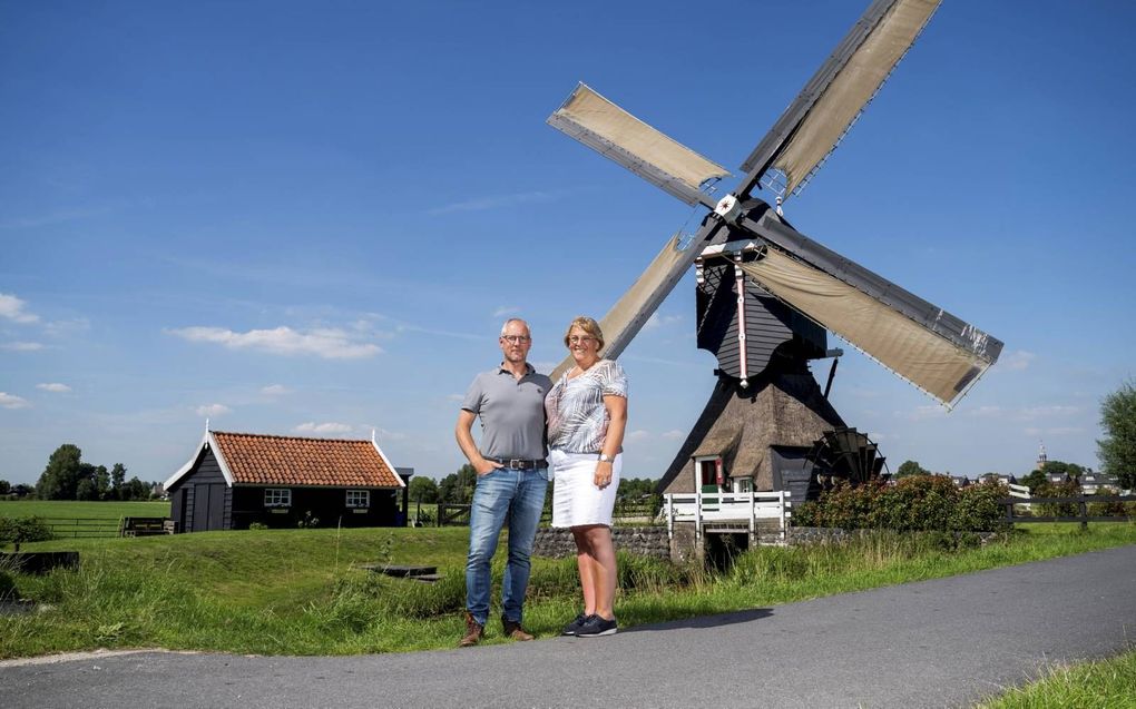 Marcel en Marjan Korevaar verruilden een vakantie in Italië voor een verblijf in een molen. Ooit hopen ze permanent een molen te gaan bewonen. beeld Cees van der Wal