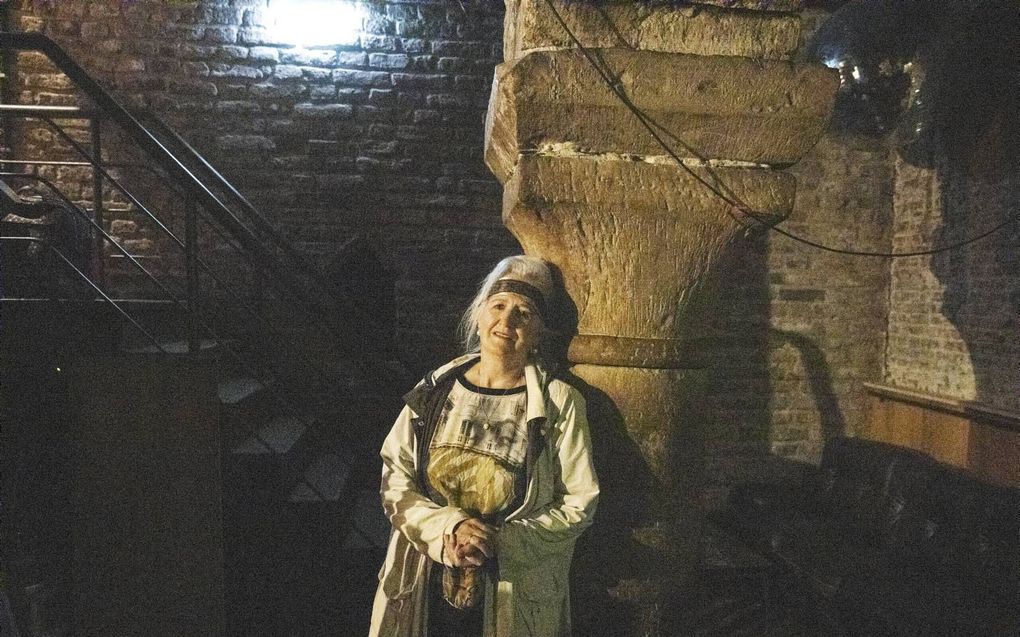 Dr. Pieta van Beek in de middeleeuwse kelder van een café aan het Domplein in Utrecht. Op de locatie van het café stond het huis waar Anna Maria van Schurman woonde toen ze haar vader ervan kon overtuigen haar Latijn te laten leren, net als haar broers. O