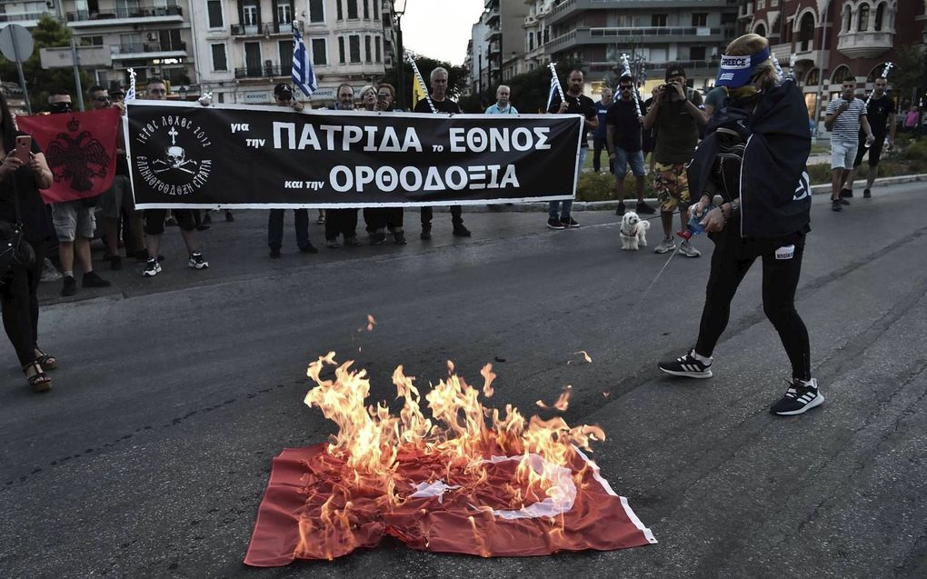 Voor een kerk in Thessaloniki, Griekenland, werd vrijdag geprotesteerd tegen de omvorming van de Hagia Sophia tot een moskee. beeld AFP, Sakis Mitrolidis