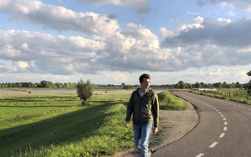Sinds Wim van den Dikkenberg niet meer naar Eindhoven gaat om colleges te volgen, wandelt hij elke dag gemiddeld een uur rond Ochten. beeld R