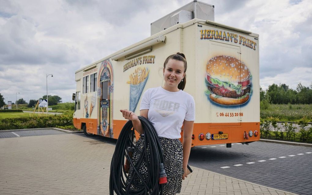 Lianne van Aalsburg maakt haar mobitaria klaar voor gebruik in Geldermalsen. beeld Sjaak Verboom