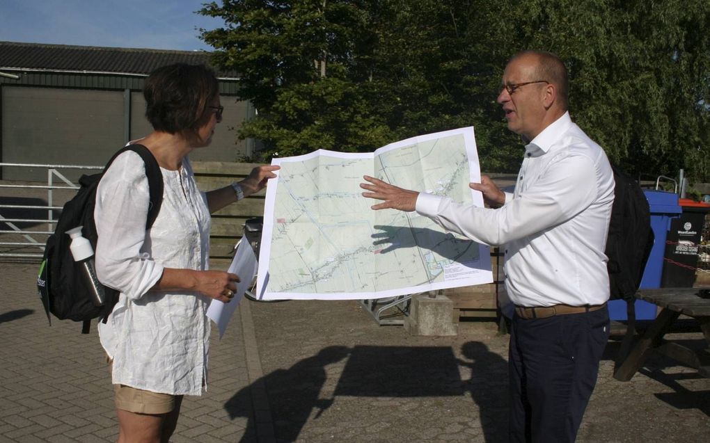 „Waar gaan we nu naar toe?” Burgemeester Theo Segers overlegt met zijn vrouw Anneke over de volgende bestemming van hun vijftiendaagse voettocht door gemeente Molenlanden. beeld André Bijl