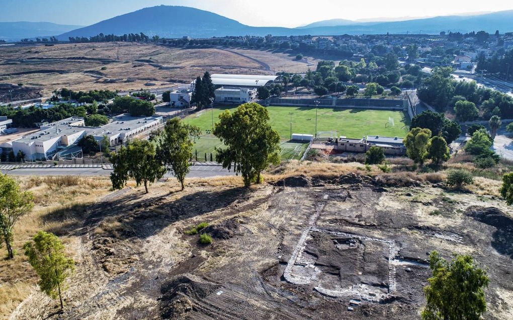 Luchtfoto van de blootgelegde overblijfselen van de kerk uit de zesde eeuw (rechtsonder). Het dorpje Kfar Kama ligt in de nabijheid van de berg Tabor. beeld Israëlische Oudheidkundige Dienst, Alex Wiegmann