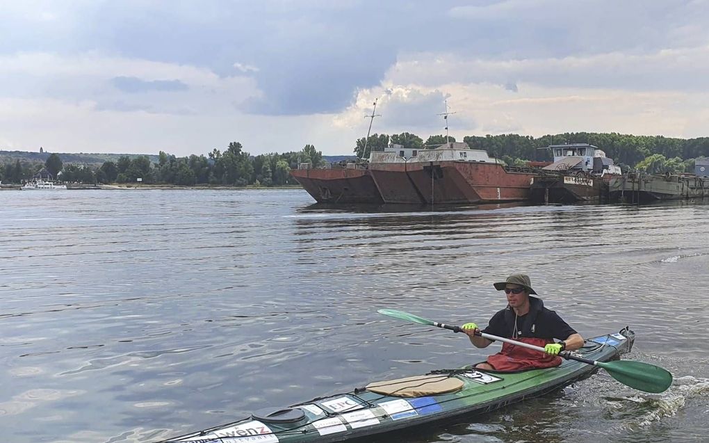 Ds. Theunisse in zijn kano op de Rijn. beeld RD