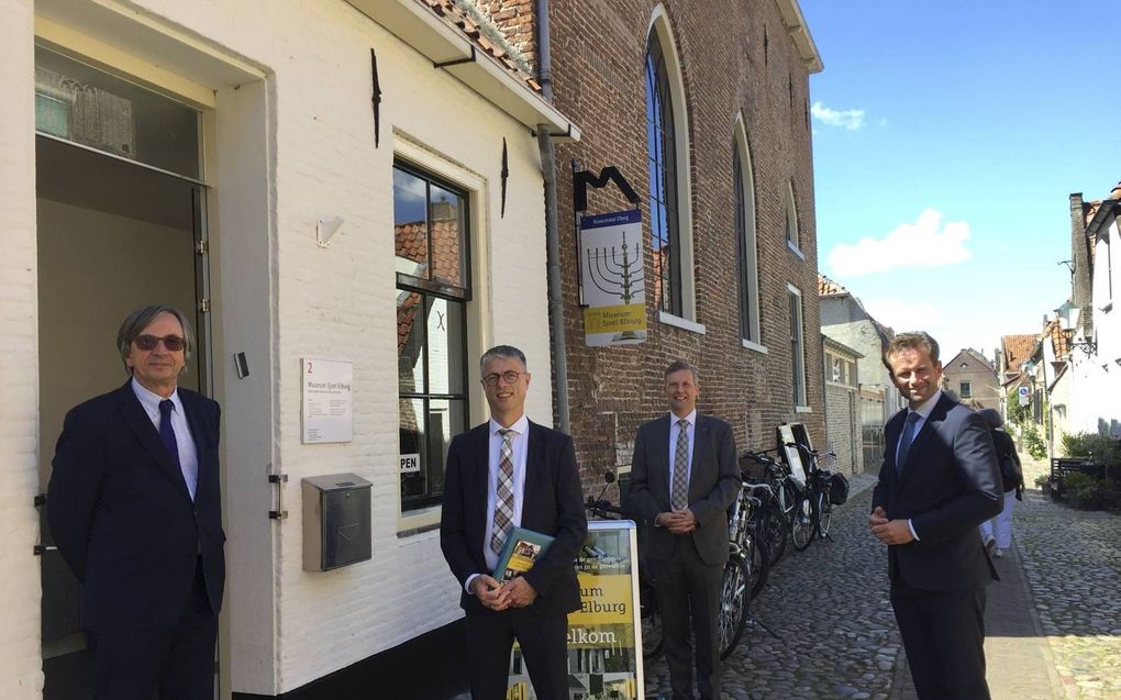 De Duitse ambassadeur Dirk Brengelmann (l.) bracht dinsdag een bezoek aan Museum Sjoel Elburg. Naast hem cultureel attaché Thomas Walter, ds. J. Swager voorzitter van Museum Sjoel Elburg en wethouder Klein. beeld Marie Verheij